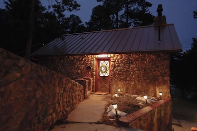 Elegant Stone Cottage by Pikes Peak
