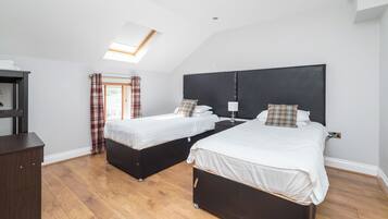Apartment | 2 bedrooms, iron/ironing board, free WiFi, bed sheets