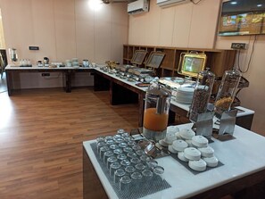 Daily buffet breakfast for a fee - Foxoso Aaristo Baga Beach Resort (Baga)
