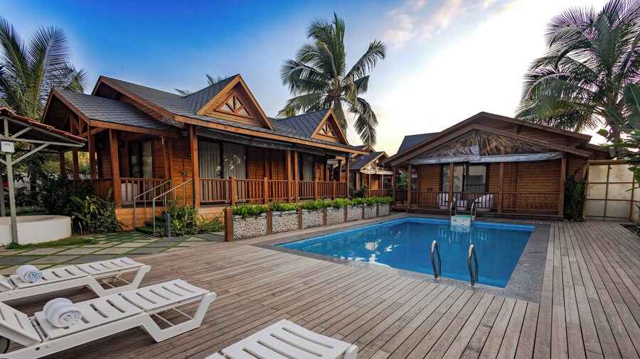 Foxoso Aaristo Baga Beach Resort