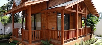 Foxoso Aaristo Baga Beach Resort