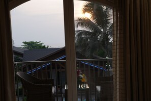 Pool View Villa Room with Balcony | Setrika/meja setrika dan Wi-Fi gratis