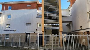 Ein mehrstöckiges Gebäude mit einem Schild, auf dem 