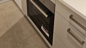 Eine moderne Küche mit Einbauherd, Backofen und einer Arbeitsplatte.