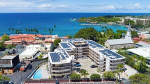 Un hôtel à étages, doté d’une piscine et offrant une vue sur l’océan.