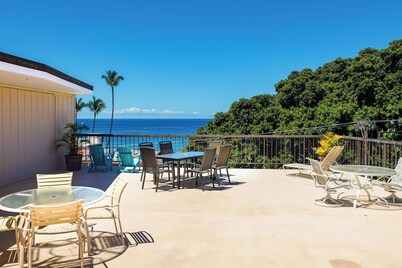 Kona Plaza#302: Third Floor, Ocean View in Heart of Kona Town, Ac & Elevators