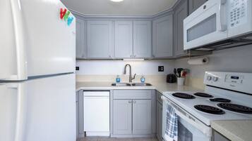 Réfrigérateur, four, plaque de cuisson, cafetiÚre/bouilloire