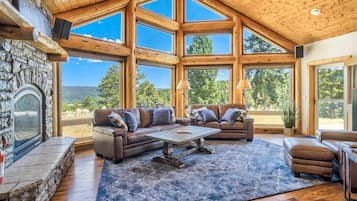 Televisión, chimenea, estéreo y oficina