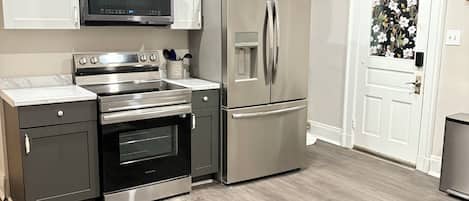 Refrigerador, microondas, horno, placa de cocina