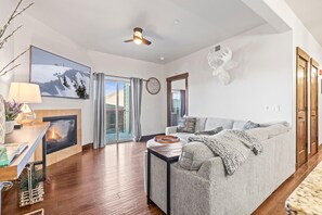 Smart TV y chimenea 