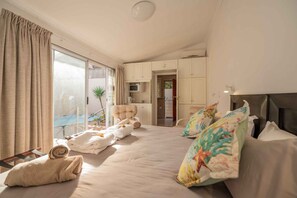 5 bedrooms, iron/ironing board, WiFi, bed sheets