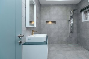 Deluxe-studiolejlighed - udsigt til gårdsplads | Badeværelse | Gratis toiletartikler, hjemmesko, bidet, håndklæder