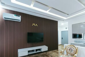 Luxury Apartment, Courtyard View | Living area