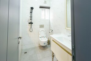 LyxlÀgenhet - utsikt mot innergÄrden | Badrum | Gratis toalettartiklar, bidé, handdukar och tvÄl