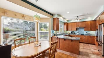 House, 5 Bedrooms | Private kitchen | Fridge, oven, coffee/tea maker, toaster