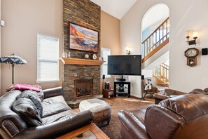 Living area - Coastal Getaway 5 Bedroom Home (Half Moon Bay)