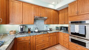 House, 5 Bedrooms | Private kitchen | Fridge, oven, coffee/tea maker, toaster