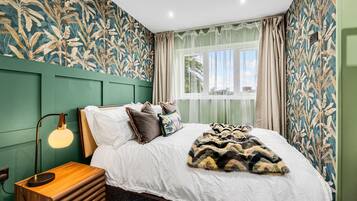 5 soverom, skrivebord, strykejern/-brett og reiseseng for barn