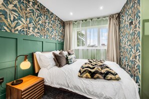 5 Schlafzimmer, Schreibtisch, Bügeleisen/Bügelbrett, Reisekinderbett