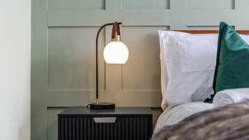 5 habitaciones, escritorio y tabla de planchar con plancha