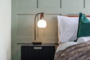 5 bedrooms, desk, iron/ironing board, travel crib