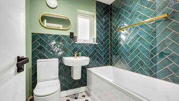 Dusj, hårføner og håndklær