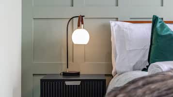 5 bedrooms, desk, iron/ironing board, travel cot