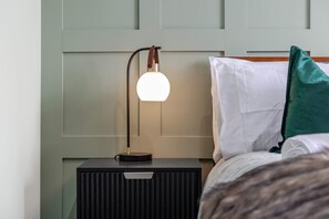 5 bedrooms, desk, iron/ironing board, travel crib