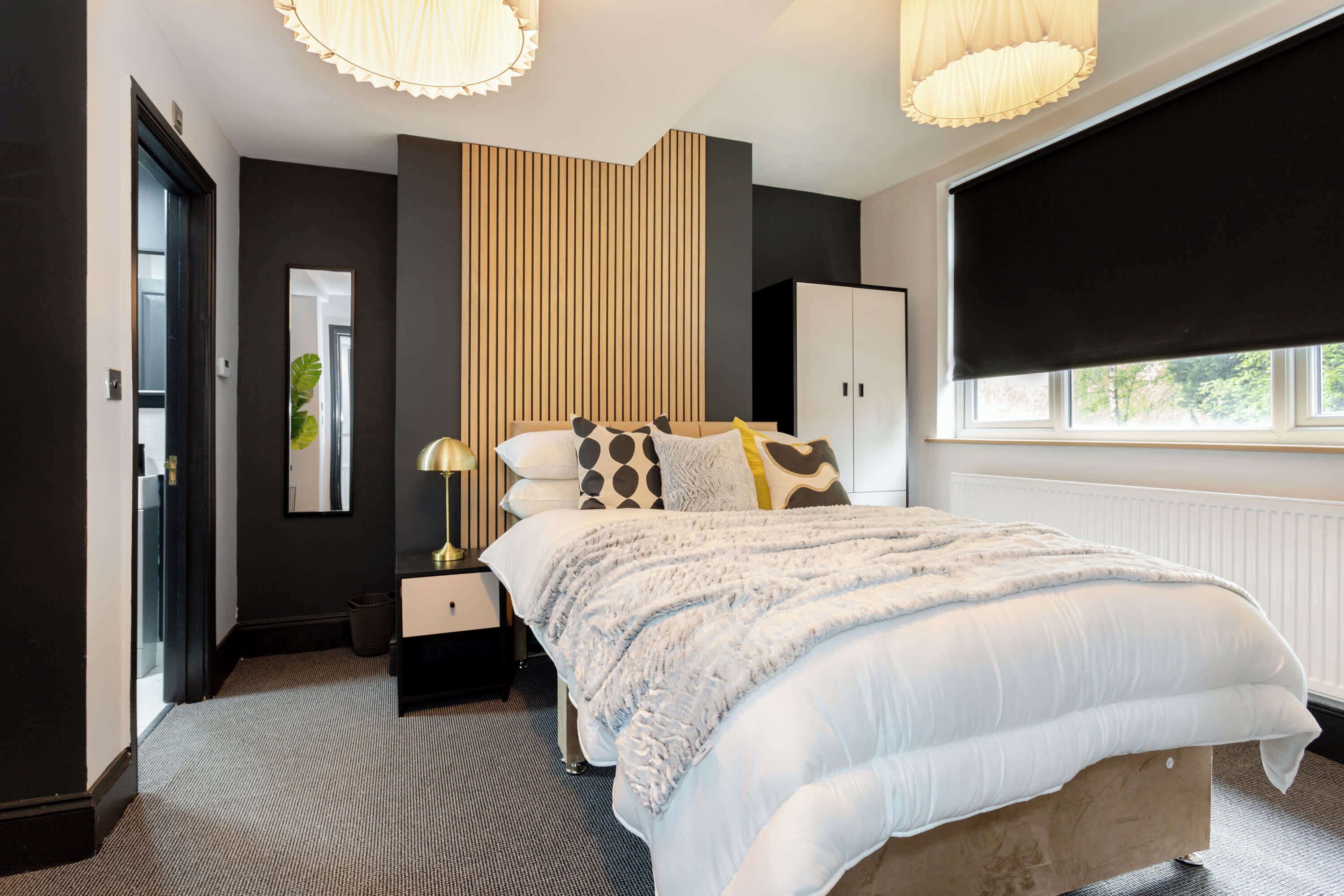 7 bedrooms, desk, iron/ironing board, travel cot