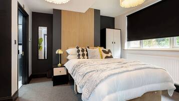 7 bedrooms, desk, iron/ironing board, travel cot