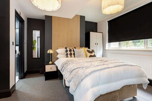 7 bedrooms, desk, iron/ironing board, travel crib