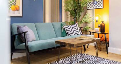 Ashton Luxury Getaway Sleeps 14 with 2 Free Parking Space