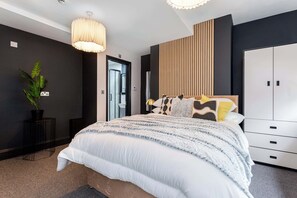 7 bedrooms, desk, iron/ironing board, travel cot