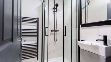 Suihku, ympäristöystävälliset hygieniatuotteet, hiustenkuivaaja
