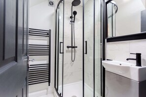 Dusche, umweltfreundliche Kosmetikartikel, Haartrockner, Handtücher
