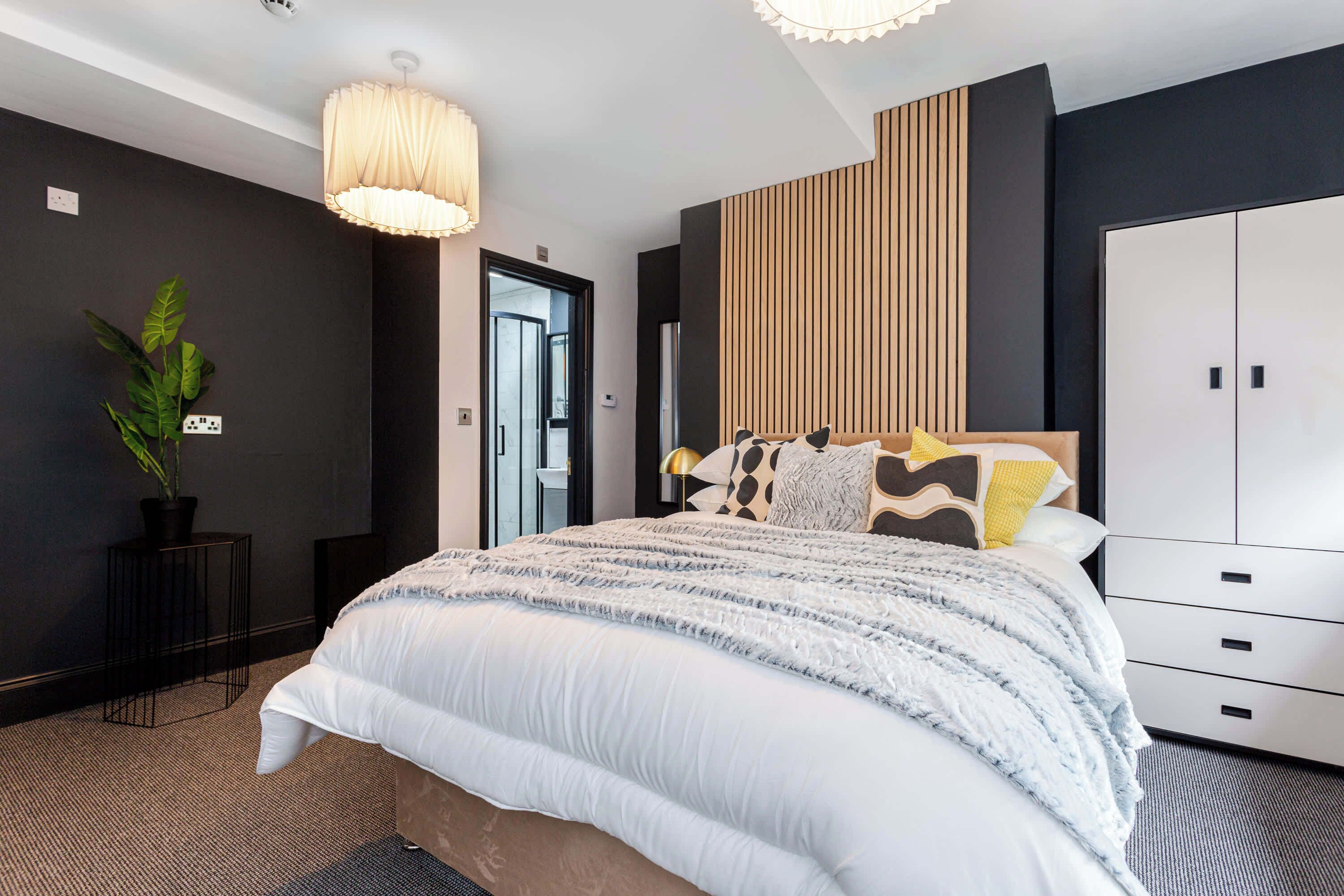 7 habitaciones, escritorio y tabla de planchar con plancha 