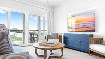 Casa, 2 habitaciones | Área de sala de estar | Smart TV