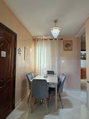 Leilighet, 2 soverom, balkong | Spisestue