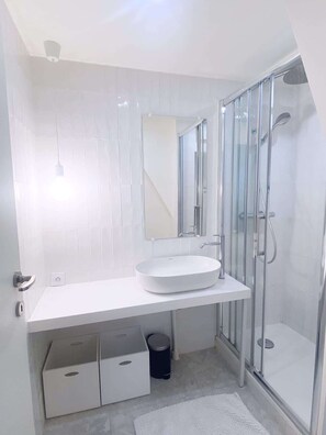 Dusj, hårføner og håndklær