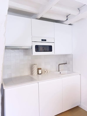 Réfrigérateur, micro-ondes, four, plaque de cuisson