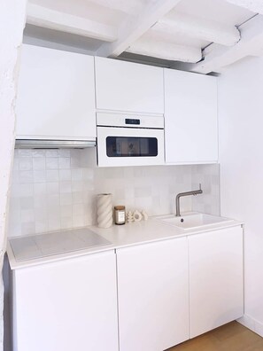 Kühlschrank, Mikrowelle, Ofen, Herdplatte