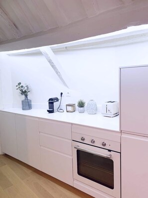 Kjøleskap, mikrobølgeovn, ovn og kokeplater