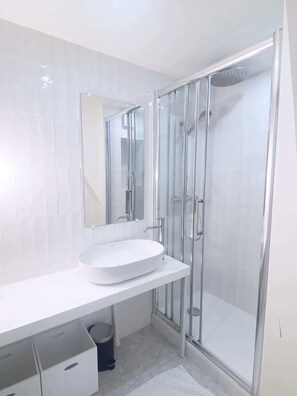 Dusche, Haartrockner, Handtücher