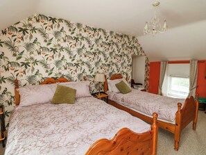 Internet - THE DAIRY, pet friendly, with open fire in Duncannon, County Wexford (New Ross)