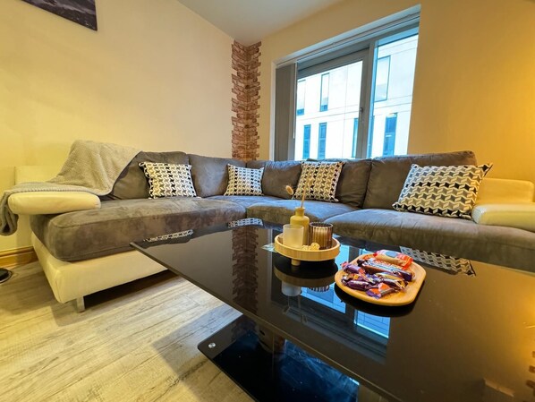 Living area - Spacious 2-Bedrooms Flat Near Piccadilly Station, Manchester (Manchester)