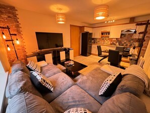 Living area - Spacious 2-Bedrooms Flat Near Piccadilly Station, Manchester (Manchester)