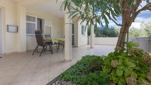 Outdoor dining - Ground floor near the beach (Tkon)
