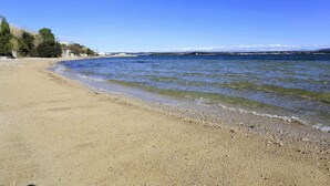 On the beach - Seaview Retreat for 6 people (Tkon)