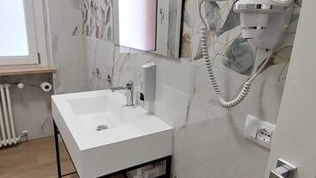 Doccia, bidet, asciugamani, sapone