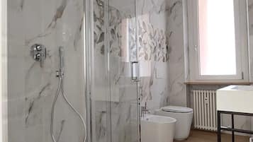 Dusche, Bidet, Handtücher, Seife